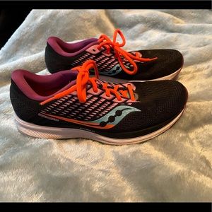 Women Saucony shoes. Only worn a hand full of times!
